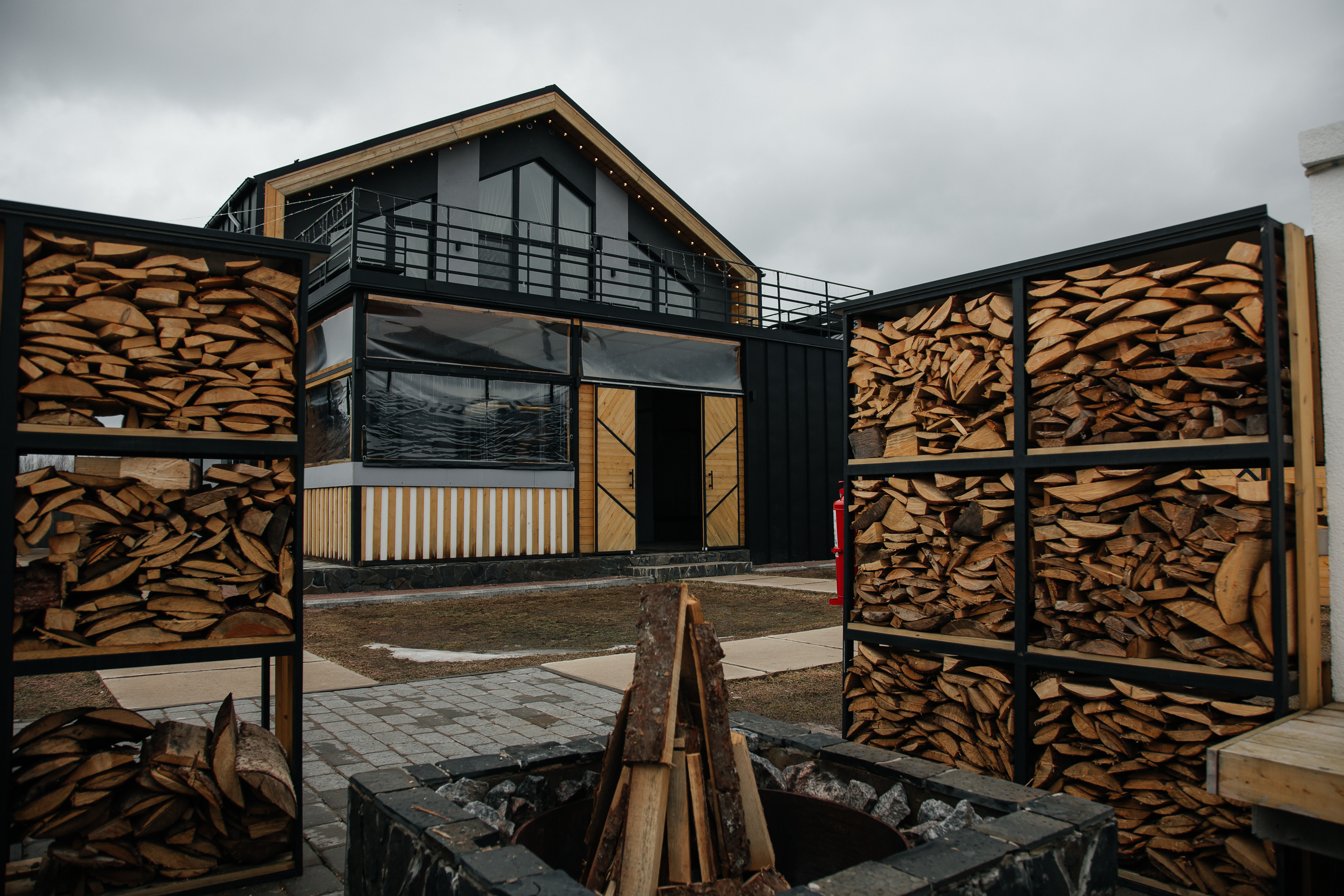 Просторная гостиная Villingston — зал для праздничного ужина