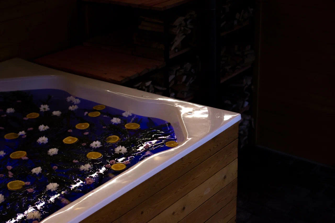 Вечерний кальян у костра в загородной резиденции