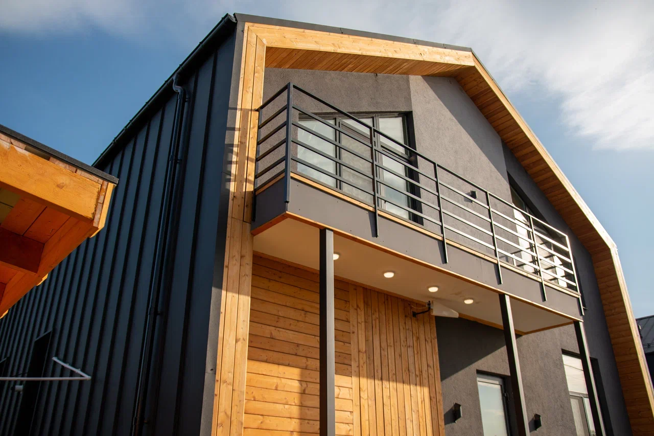 Уютная кальянная комната с мягкой мебелью